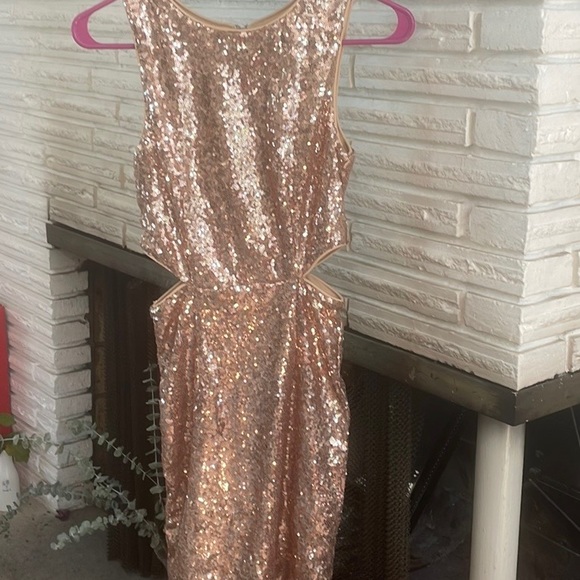 Sparkly sequin gold mini dress with slits on both sides - Picture 4 of 5